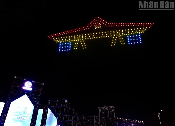 Tạo hình Tòa nhà Ngôi sao tại Cửa khẩu quốc tế Hữu Nghị. (Ảnh: QUỐC ĐẠT)