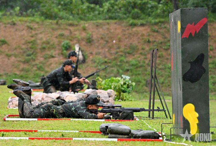 Các xạ thủ thực hành bắn bài 10 ở nội dung đồng đội. Ảnh: TUẤN HUY