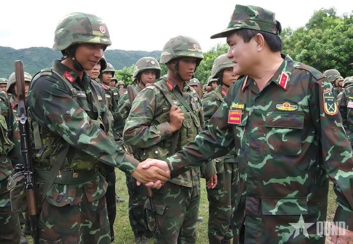  Trung tướng Nguyễn Xuân Dắt, Tư lệnh Quân khu 9 động viên cán bộ, chiến sĩ Sư đoàn 330 tham gia diễn tập. Ảnh: HỮU TÀI  