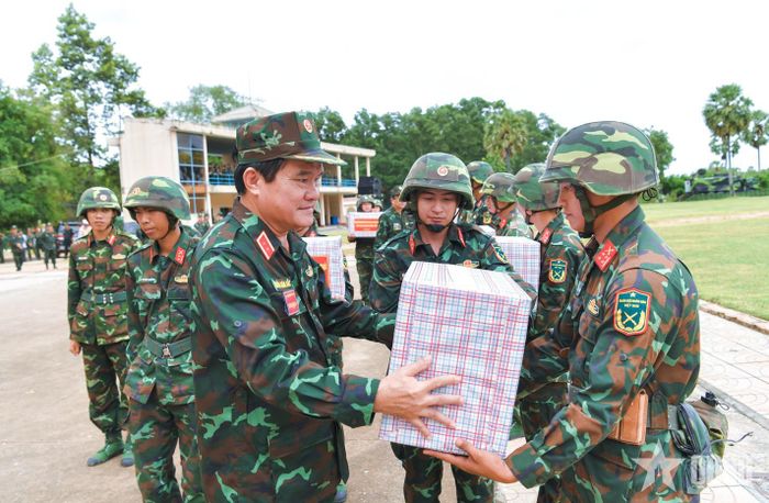 Trung tướng Nguyễn Xuân Dắt, Tư lệnh Quân khu 9 động viên cán bộ, chiến sĩ Sư đoàn 330 tham gia diễn tập. Ảnh: HỮU TÀI  