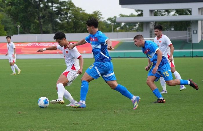 Các cầu thủ U.23 Việt Nam (áo trắng) thi đấu lấn lướt trước U.23 Philippines. Ảnh: Vietcontent