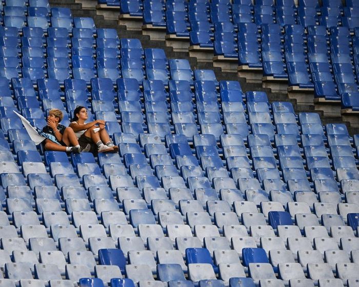 Nhiều khu vực trên khán đài sân Stadio Olimpico trống vắng khi Lazio tiếp đón AC Milan tại vòng 4 Serie A 2026-2027. Ảnh: EPA