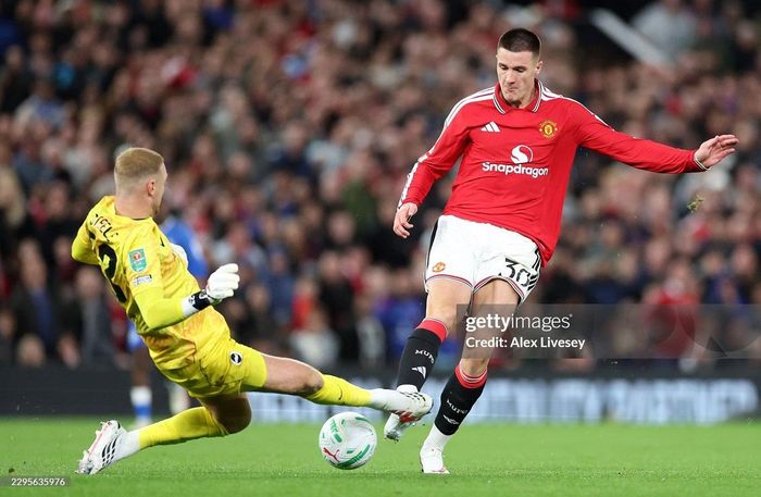 MU (áo đỏ) thua sốc trước Brighton. Ảnh: Getty Images
