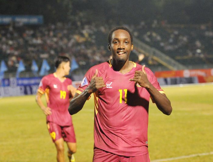 Joseph Shaqkeem ghi cú đúp giúp Hưng Yên FC thắng Thép Cần Thơ 3-0 tại vòng 1 Giải hạng nhất quốc gia 2026-2027. Ảnh: TRANG LÊ