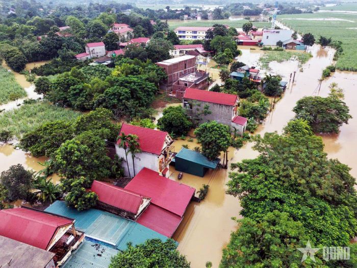   Nhiều địa phương vùng "rốn lũ" Kim Tân vẫn đang chìm trong nước. Ảnh: KHÁNH TRÌNH 