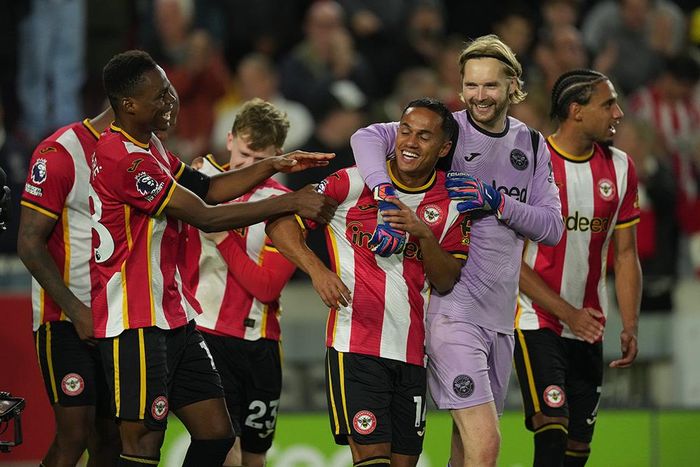 Các cầu thủ Brentford mừng thắng lợi 3-0 trước Chelsea. Ảnh: AP 