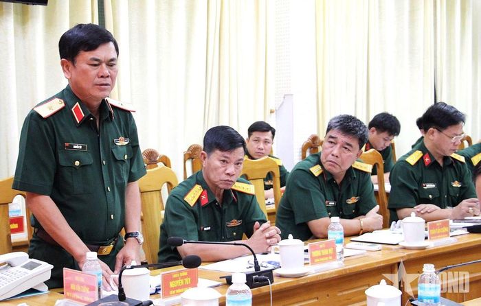  Thiếu tướng Nguyễn Túy, Chỉ huy trưởng Bộ CHQS tỉnh Khánh Hòa báo cáo một số nội dung với đoàn kiểm tra.  