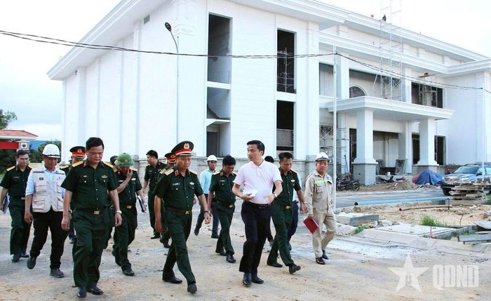  Thiếu tướng Hứa Văn Tưởng kiểm tra tiến độ thi công dự án.  