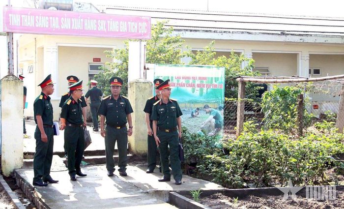  Đoàn công tác nắm tình hình, kiểm tra công tác hậu cần, kỹ thuật tại Trung đoàn 974 và Ban CHQS xã Diên Khánh.  