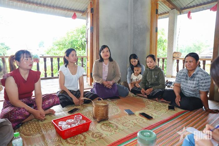  Chị Hồ Thị Thương (thứ ba từ trái sang) và các thành viên trong nhóm trồng lúa nếp than thôn Tà Lao. Ảnh: ĐINH HÒA  
