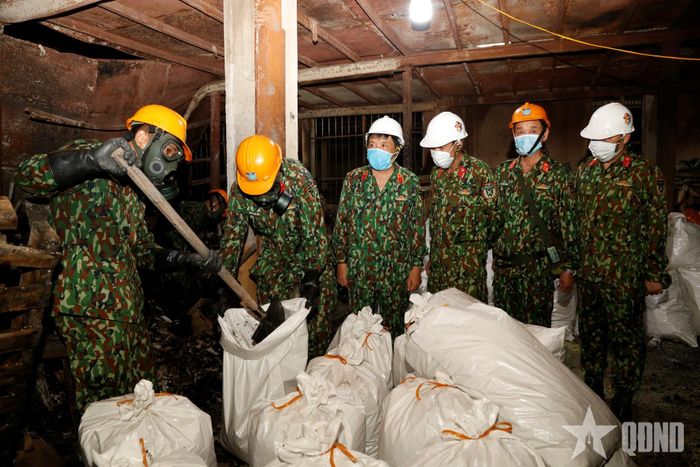 Thủ trưởng Binh chủng Hóa học (thứ 3, từ trái sang) động viên lực lượng của Viện Hóa học Môi trường quân sự và Binh chủng Hóa học thực hiện nhiệm vụ xử lý rò rỉ thủy ngân tại vụ cháy ở Công ty Cổ phần Bóng đèn, phích nước Rạng Đông, xảy ra đêm 28-8-2019.