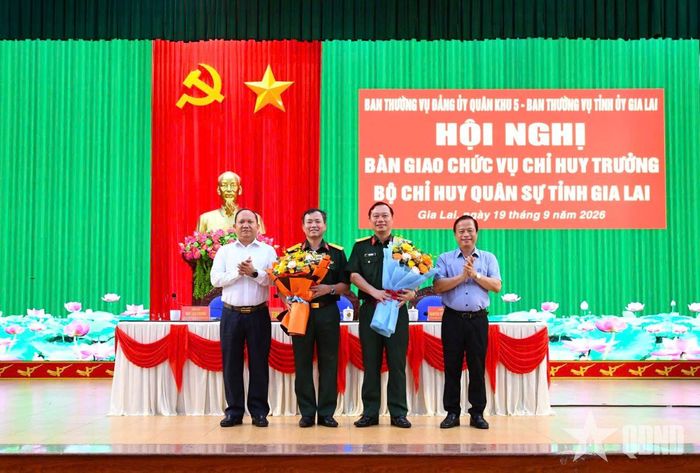  Lãnh đạo Quân khu 5 và tỉnh Gia Lai tặng hoa chúc mừng Đại tá Nguyễn Thế Vinh và Đại tá Trần Thế Phan nhận nhiệm vụ mới. 