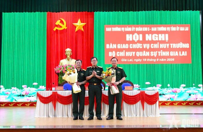  Lãnh đạo Quân khu 5 tặng hoa chúc mừng Đại tá Nguyễn Thế Vinh và Đại tá Trần Thế Phan nhận nhiệm vụ mới. 