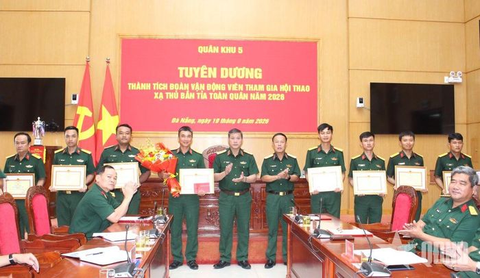  Tư lệnh Quân khu 5 trao bằng khen tặng 2 tập thể, 12 cá nhân có thành tích xuất sắc trong tham gia Hội thao Xạ thủ bắn tỉa toàn quân năm 2026. 