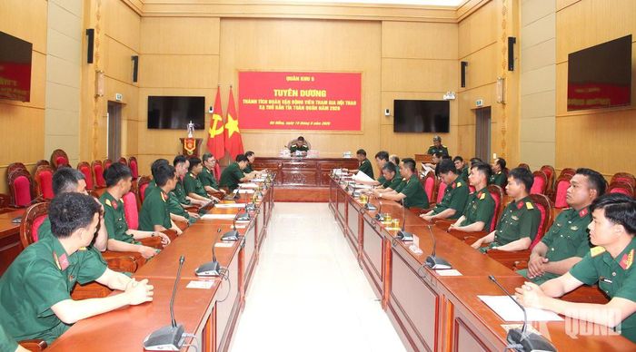  Quang cảnh buổi tuyên dương. 