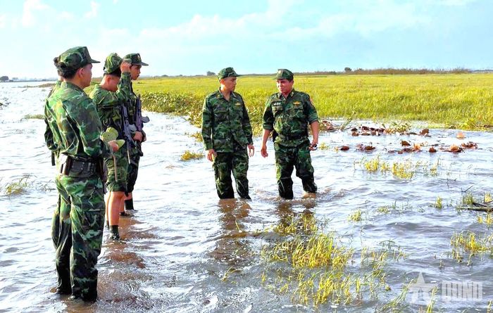  Cán bộ, chiến sĩ Đồn Biên phòng Long Khốt cơ động kiểm tra những khu vực trọng điểm trên tuyến biên giới. 