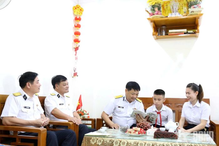 Lãnh đạo Vùng 4 Hải quân thăm hỏi, động viên gia đình quân nhân.