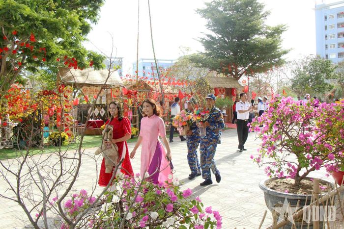 Không gian Khu đô thị Căn cứ Cam Ranh được trang trí rực rỡ, trở thành nơi vui chơi nhộn nhịp vào dịp Tết Nguyên đán.