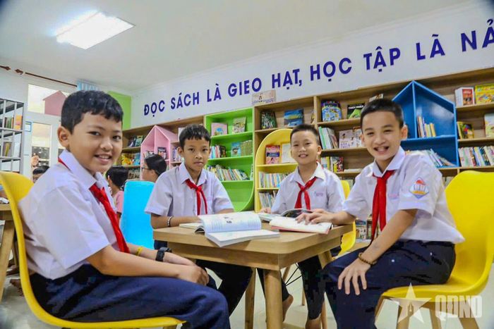 Học sinh đọc sách tại Thư viện Trường Sa.