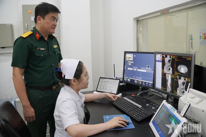 Thượng tá, Bác sĩ cao cấp, Bác sĩ Chuyên khoa II Phan Hữu Hùng hướng dẫn phác đồ điều trị cho người bệnh.