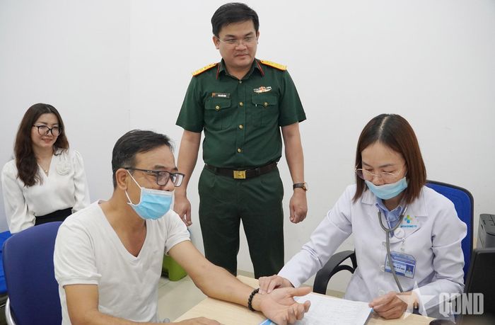 Thượng tá, Bác sĩ cao cấp, Bác sĩ Chuyên khoa II Phan Hữu Hùng kiểm tra công tác khám bệnh.