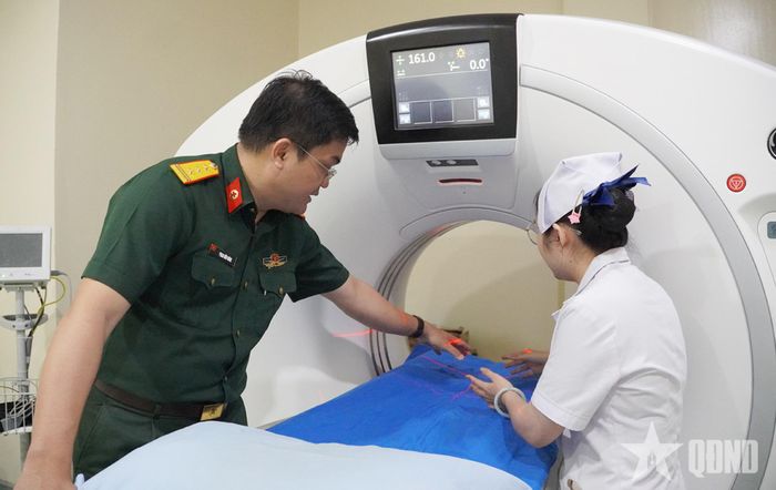 Thượng tá, Bác sĩ cao cấp, Bác sĩ Chuyên khoa II Phan Hữu Hùng kiểm tra vận hành máy chụp CT-128 lát cắt.