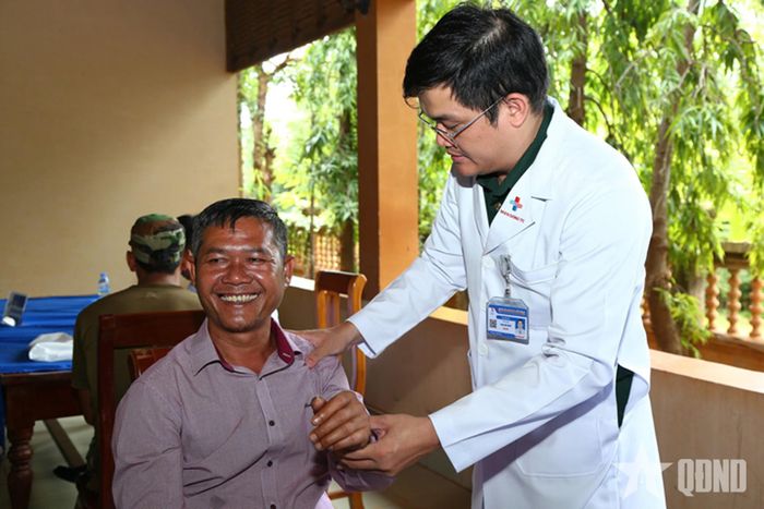 Thượng tá, Bác sĩ cao cấp, Bác sĩ Chuyên khoa II Phan Hữu Hùng thăm hỏi người dân đến khám chữa bệnh.