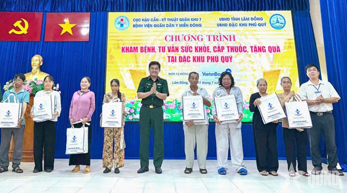 Thượng tá, Bác sĩ cao cấp, Bác sĩ Chuyên khoa II Phan Hữu Hùng tặng quà đối tượng chính sách, người dân khó khăn tại Đặc khu Phú Quý, tỉnh Lâm Đồng.