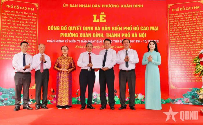  Đồng chí Nguyễn Tiến Thành (thứ ba, từ phải sang), Bí thư Đảng ủy, Chủ tịch HĐND phường Xuân Đỉnh trao Quyết định gắn biển phố Đỗ Cao Mại. 