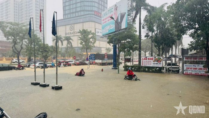 Các tuyến đường tại phường Thành Vinh (Nghệ An) ngập nặng, khiến nhiều phương tiện chết máy.
