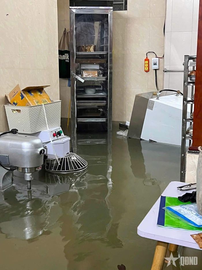 Mưa lớn, nước ngập vào nhà dân.