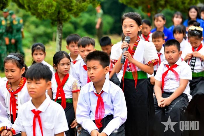 Học sinh xã Mường Lát hào hứng trả lời câu hỏi của cán bộ biên phòng về xử trí khi phát hiện mốc giới bị xâm phạm.