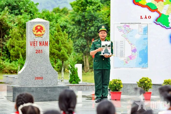 Thiếu tá Nguyễn Chí Tôn, cán bộ Đồn Biên phòng Cửa khẩu Tén Tằn truyền đạt kiến thức về đường biên, mốc giới cho học sinh.