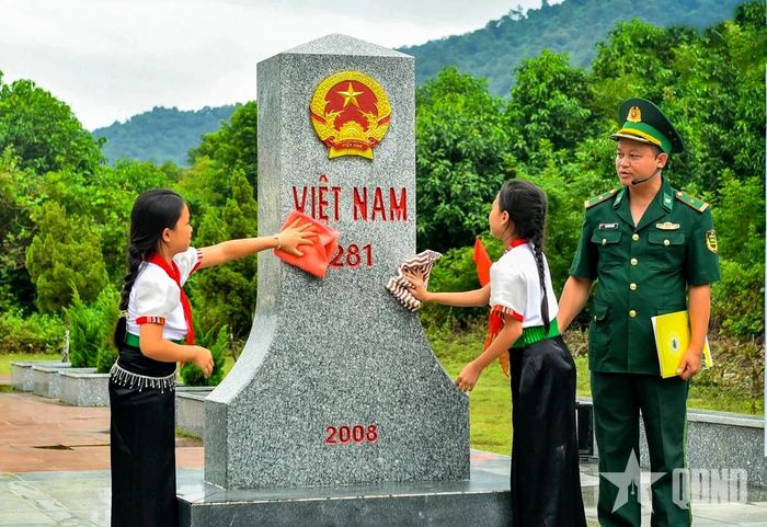 Những đôi tay nhỏ cẩn trọng lau từng dòng chữ trên cột mốc, hiểu hơn ý nghĩa thiêng liêng của chủ quyền lãnh thổ.