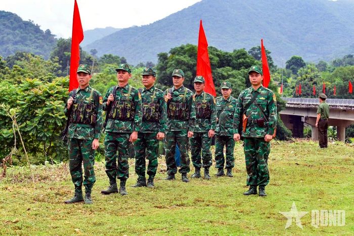 Cán bộ, chiến sĩ Đồn Biên phòng Cửa khẩu Tén Tằn thực hành quy trình tuần tra, cảnh giới, bảo vệ mốc giới trong “Tiết học biên cương”.