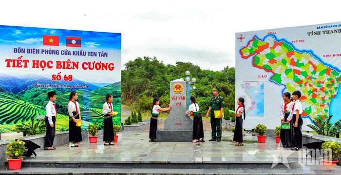 Học sinh trải nghiệm lau cột mốc quốc giới 281 dưới sự hướng dẫn của cán bộ biên phòng.
