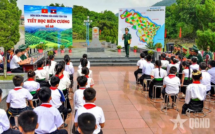 "Tiết học biên cương" được tổ chức tại cột mốc quốc giới 281, với sự tham gia của 50 học sinh Trường Tiểu học và THCS Mường Lát (điểm trường Tén Tằn).