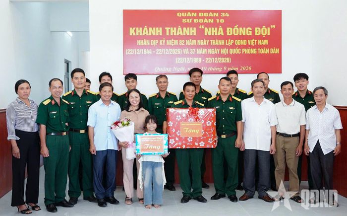 Lãnh đạo, chỉ huy Trung đoàn Pháo binh 4, Ban Hậu cần - Kỹ thuật và đại diện địa phương trao quà tặng gia đình Thiếu tá QNCN Phạm Công An.