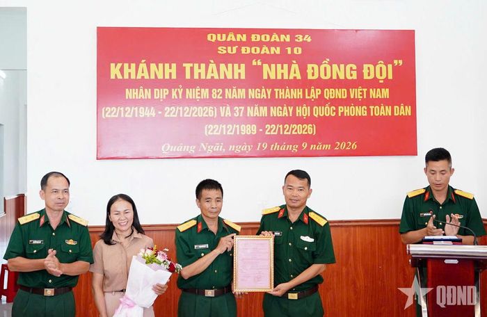 Lãnh đạo, chỉ huy Trung đoàn Pháo binh 4 trao quyết định hỗ trợ xây Nhà đồng đội cho gia đình Thiếu tá QNCN Phạm Công An.