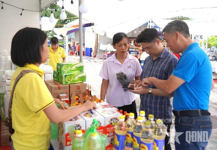 Các gian hàng phúc lợi tại sự kiện Công nhân Việt Nam nói không với ma túy.