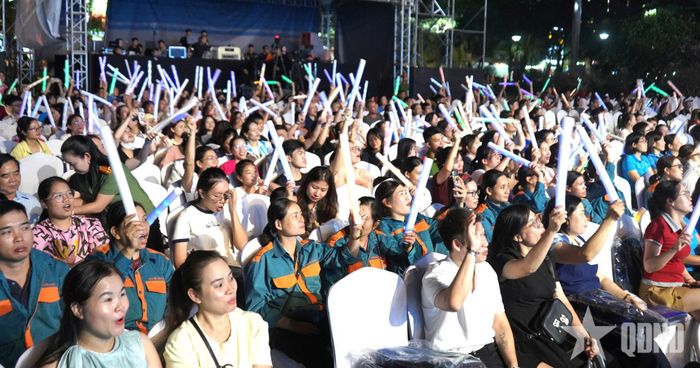 Người lao động tham gia Lễ phát động "Công nhân Việt Nam nói không với ma túy - Triệu trái tim, một quyết tâm” tối 18-9.