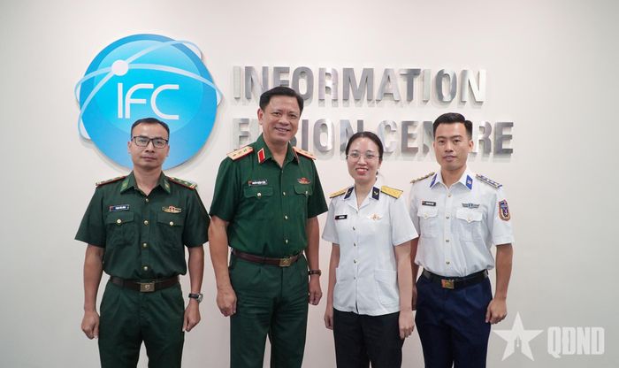Thượng tướng Nguyễn Trường Thắng và 3 sĩ quan liên lạc Việt Nam tại IFC.