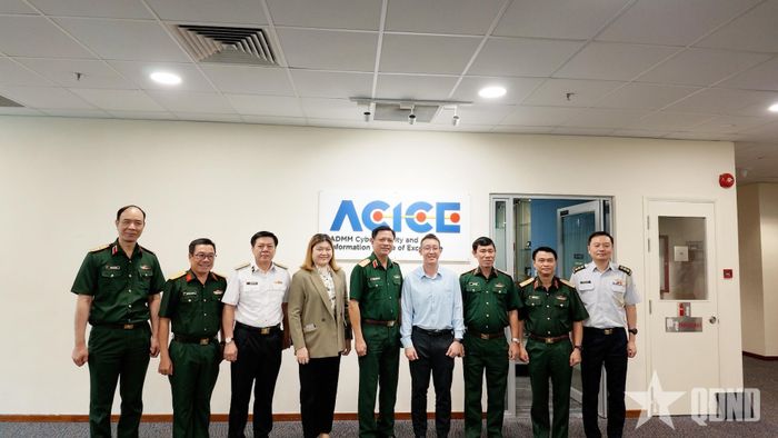Thượng tướng Nguyễn Trường Thắng và đoàn công tác chụp ảnh chung cùng đại diện Trung tâm ACICE.