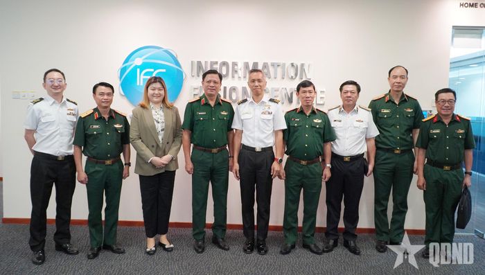 Thượng tướng Nguyễn Trường Thắng và đoàn công tác chụp ảnh chung cùng chỉ huy IFC.