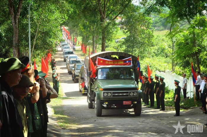  Đón hài cốt liệt sĩ hy sinh tại Lào về Nghĩa trang Liệt sĩ Quốc gia Nầm (Hương Sơn, Hà Tĩnh). Ảnh: ĐẬU BÌNH 