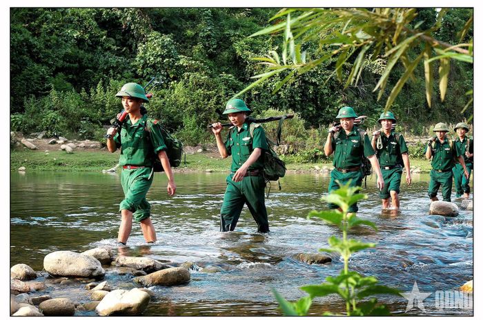 Bộ đội Đồn Biên phòng Sơn Hồng (Hà Tĩnh) tuần tra. Ảnh: ĐẬU BÌNH