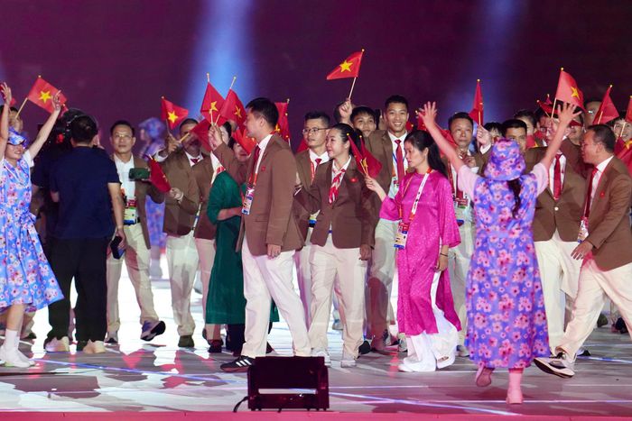Các đại diện của đoàn thể thao Việt Nam diễu hành tại Lễ khai mạc ASIAD 20. Ảnh: HIỂN TRẦN