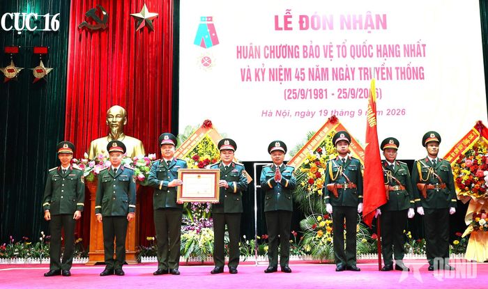 Thừa ủy quyền của Chủ tịch nước, Thượng tướng Lê Quang Minh trao Huân chương Bảo vệ Tổ quốc hạng Nhất tặng Cục 16.