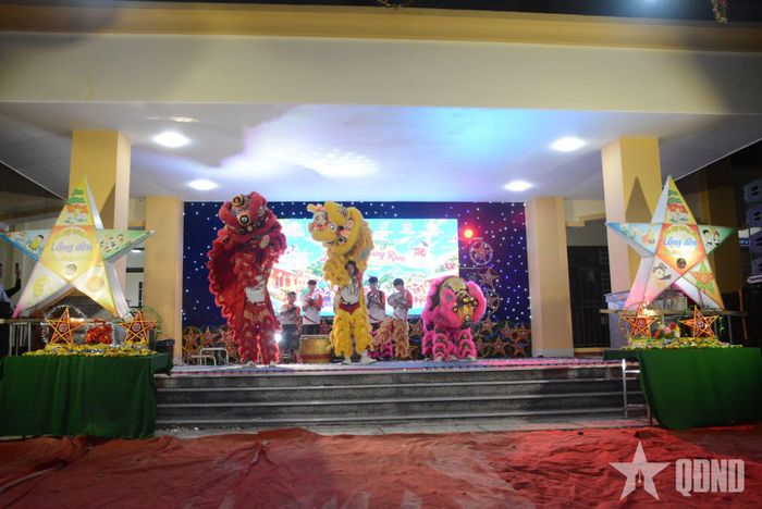 Phần múa lân nhận được sự cổ vũ nhiệt tình của các em nhỏ.