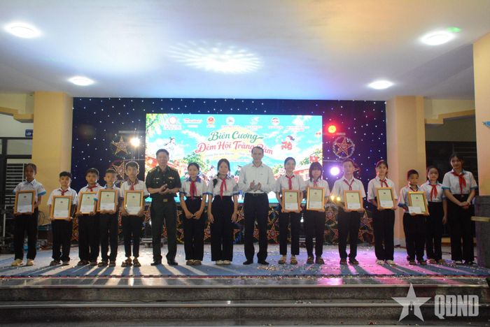 Lãnh đạo Văn phòng Tỉnh ủy và Ban chỉ huy Bộ đội Biên phòng tỉnh Đắk Lắk trao quà tặng các em nhỏ.
